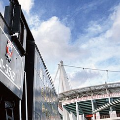 Место силы: стадион «Локомотив». Паровоз Л-3516, кабина и стадион, горизонтальная фотография