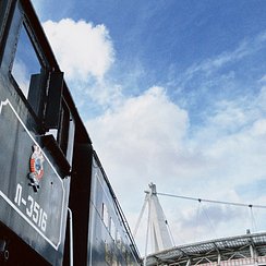 Место силы: стадион «Локомотив». Паровоз Л-3516, кабина и стадион, вертикальная фотография